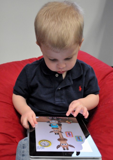 Criança com tablet